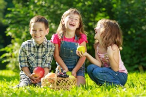 laughing kids with apples